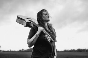 Sophie Chassée: Modern Fingerstyle & Songwriting mit Tiefe
