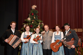 Heilige Nacht von Ludwig Thoma - Pfarrer Rainer Maria Schießler & Elisabetht Rehm mit Familie & Rupert Biegel