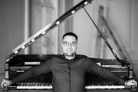 Salonkonzert mit Georg Kjurdian (Klavier) - spielt J.S. Bach, Brahms, Beethoven und Blumenfeld