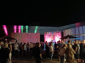 Ab auf die Bretter – Die Burg tanzt! - Open-Air Ü 30 Party mit DJ, Cocktails und guter Laune