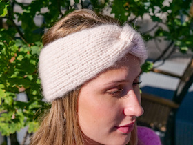 Wollfühlrunde: Knotenstirnband stricken
