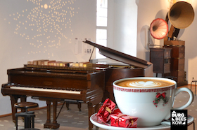 Der unsichtbare Pianist im Weihnachtscafé