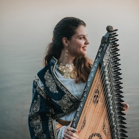 ELEANNA PITSIKAKI & Aroma