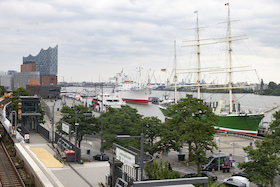 St. Pauli Hafenkante-Tour – unterwegs am Wasser
