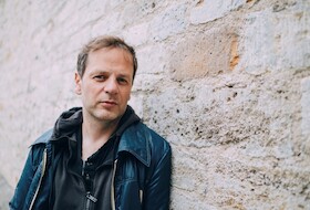 UND DER WAL SPUCKT MICH AUS – Musikalische Lesung mit Jan Simowitsch