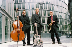 Oliver Steller mit Dietmar Fuhr (Kontrabass) und Bernd Winterschladen (Saxophon) - Zwischen den Sternen. Gedichte - Briefe - Leben.