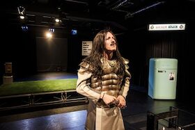 Man kann auch in die Höhe fallen - Theater der Keller