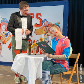 Hops und Hopsi Kinderprogramm - Hops, der Oberkellner