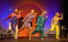 "IM OSTEN - Geschichten aus der Sonderzone" - Ein humorvoll-provokantes Theatererlebnis mit dem Triple A Theater