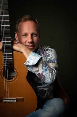 Klaus Wladar spielt Asturias-Zauber der klassischen Gitarre - Stimmungsvolles klassisches Gitarrenkonzert bei Kerzenschein