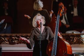NICKI PARROTT AND HER SWINGFLUENCERS - SINGIN’ AND SWINGIN‘