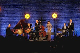 CHRIS HOPKINS´ Swinging Christmas - mit Engelbert Wrobel´s Swing Society feat. Shaunette Hildabrand