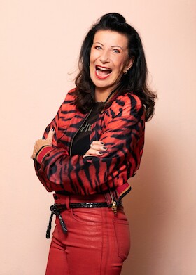 B - DAY EXPLOSION“ THE GODMOTHER OF COMEDY -