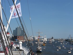 Einlaufparade zum 838. Hafengeburtstag Hamburg