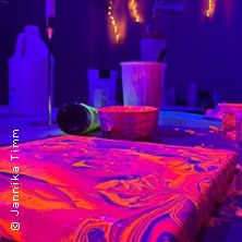 Neon Acrylfarben Pouring im Schwarzlicht