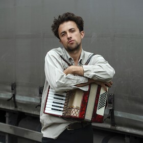 Jakob Gühring: L´homme et la musique – Ein schauspielerischer Chansonabend