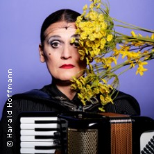 Carmela de Feo - groß! blond! erfolgreich!