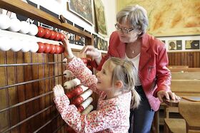 Herbstferienprogramm: Mit Oma und Opa ins Schulmuseum