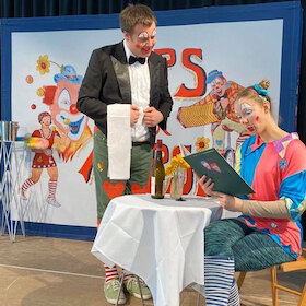 Clowns Hops und Hopsi - Hops, der Oberkellner