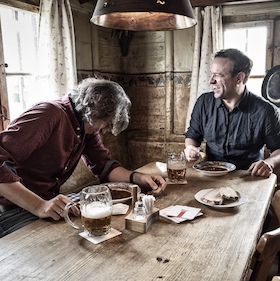 Zwei Gulasch und zwei Seidl Bier