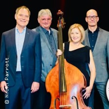 Nicki Parrott and her Swingfluencers