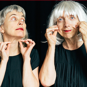 Zwei Frauen falten sich - Bewegt Altern
