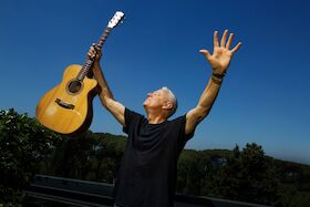 TOMMY EMMANUEL CGP - Living In The Light Tour