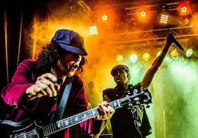 AC/DC-Duo by Members of AM/FM - Musikalisches Urgewitter im Duo-Format statt zahme Akustik Cover