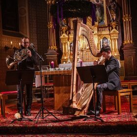 Senioren Weihnachten - Erleben Sie A bissal staade Zeit mit dem Duo Harfe und Horn mit Musik und besinnlichen Texten.