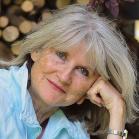 Karin Baron liest aus ihrem Buch „Villa Flora – das Geheimnis vom Elbhang“