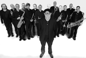 Sommerkonzert mit der BigBand17 - Ein Sommerabend im Innenhof