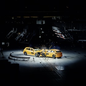 Technologie trifft Sicherheit - Vortrag über Fahrzeugsicherheit bei Mercedes-Benz