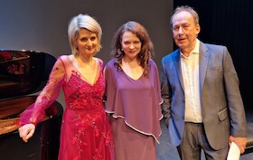 Ulrich Noethen und das Klavierduo Anna & Ines Walachowski - „Benutzen Sie immer den gleichen Taktstock?“ – Eine Hommage an das Jahrhundertgenie Leonard Bernstein
