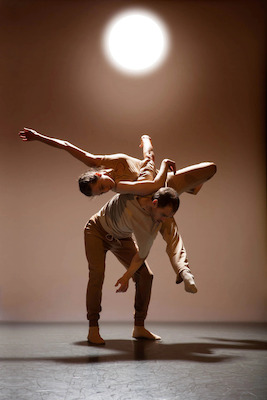 The four Seasons - Tanztheater mit James Wilton und Sarah Jane Taylor zur Musik von Max Richter