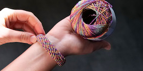 Wollfühlrunde: Glitzerarmband häkeln