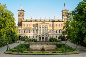 Öffentliche Schlossführung - ÜBERSTUNDE x Schloss Albrechtsberg