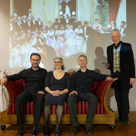 Pariser Salon über Freiburgs Dächern