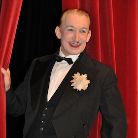 Ein Abend mit Robert Kreis! - Mit Charme, Eleganz und Wortwitz in die „Goldenen Zwanziger Jahre“.