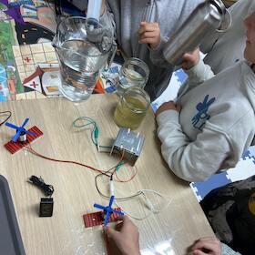 Mercedes-Benz Kinderferienprogramm - Experimente rund um Elektrizität