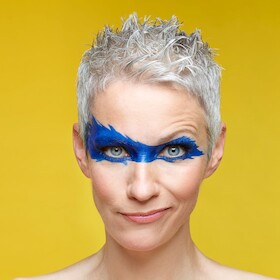 Tina Häussermann mit Ihrem Programm "Supertina rettet die Welt"
