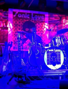 Sonic Love - "Die besten Songs der ikonischen 70er Jahre" | Teilbestuhlung