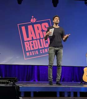 "Unaufhaltsam unterhaltsam" - Lars Redlich