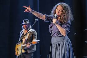 Meena Cryle und & Chris Fillmore Band