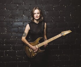 Yasi Hofer - "Between the lines"