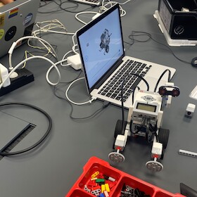 Mercedes-Benz Kinderferienprogramm - Lego-Roboter entwerfen, bauen, programmieren - in Zusammenarbeit mit dem ZKM