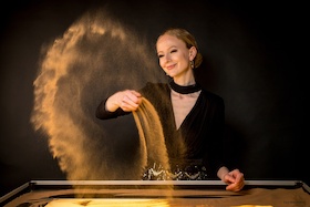 Sandmalerei-Show mit Olga Lysytska - Märchen in Sand gemalt