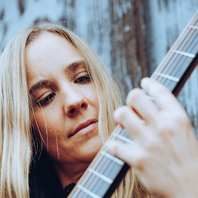 Julie Malia - Virtuose Gitarrenkunst und berührendes Songwriting