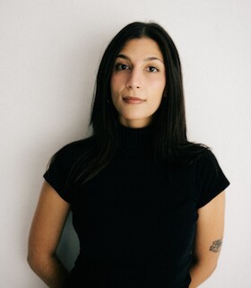 DAS KÖNNEN WIR UNS NICHT LEISTEN – Lesung mit Miriam Davoudvandi