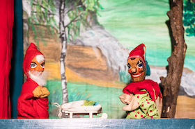 Bruckis Puppentheater spielt „Der Weihnachtsschlitten“
