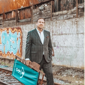 Matthias Brodowy - Klappstuhl